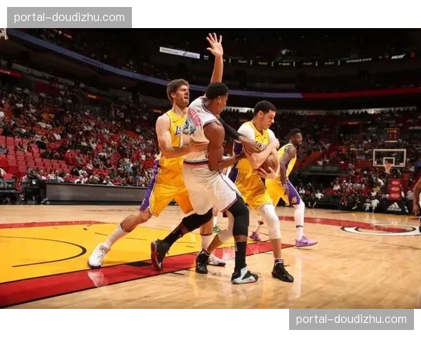 约翰逊持球突破颇具威胁,山东队阵地战攻坚又多一选择 约翰逊持球突破颇具威胁,山东队阵地战攻坚又多一选择